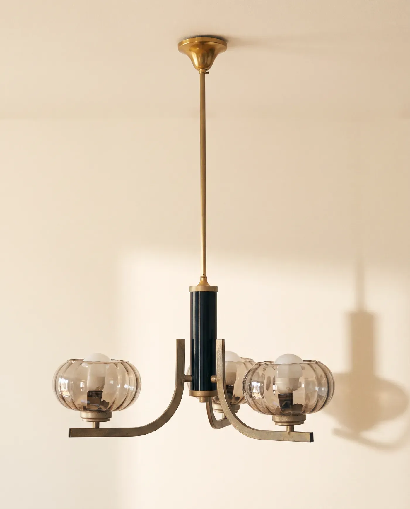 Lustre trois branches, laiton et verre fumé