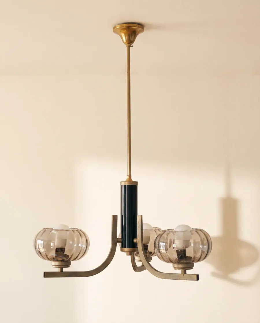 Lustre trois branches, laiton et verre fumé